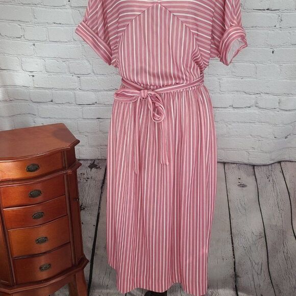 𝅺VINTAGE Unbranded Pink and White Stripe feels of a candy Striper - Picture 4 of 16